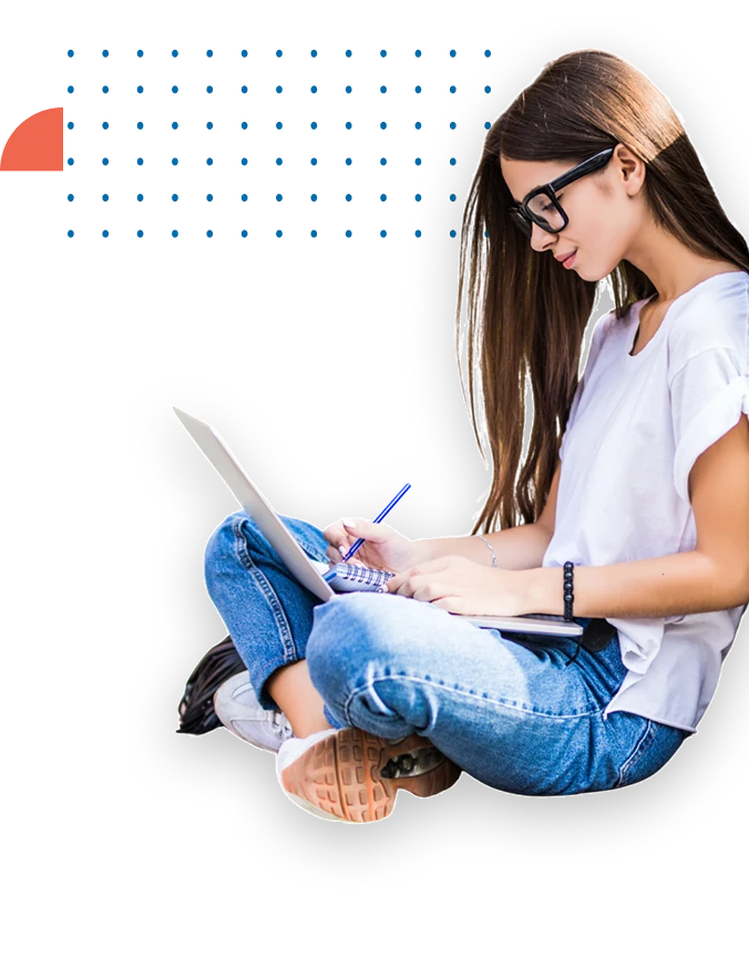 Estudante sentada com notebook e caderno