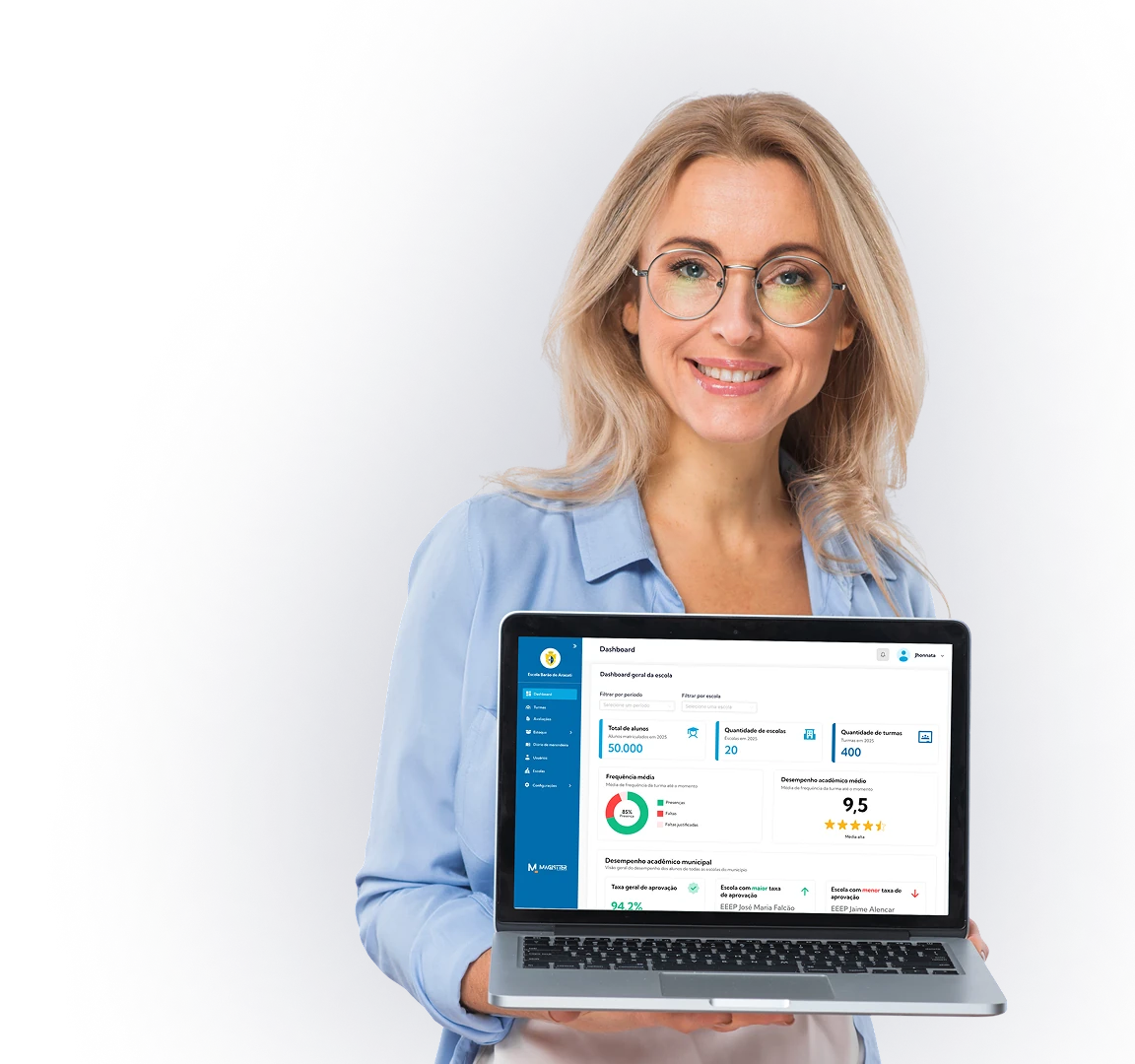 Gestora escolar sorrindo e segurando um notebook com o dashboard do Magistter